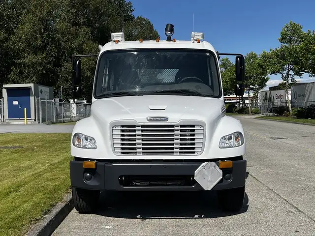 2004 Freightliner M2 106 CAT C7 Service Truck with Pumps in Heavy Trucks in Delta/Surrey/Langley - Image 4