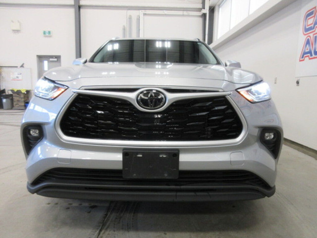  2021 Toyota Highlander XLE AWD, ROOF, HTD. LEATHER, CAMERA, JUS in Cars & Trucks in Ottawa - Image 3