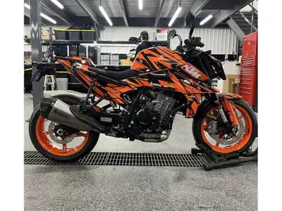 2024 KTM 990 DUKE PIPE AKRAPOVIC NON INCLUSE ET KIT GRAPHIQUE NON INCLUS Les photos peuvent être à t...