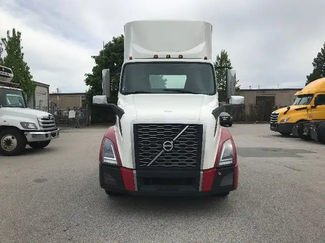 2021 Volvo VNL84300 dans Camions lourds dans Delta/Surrey/Langley - Image 3