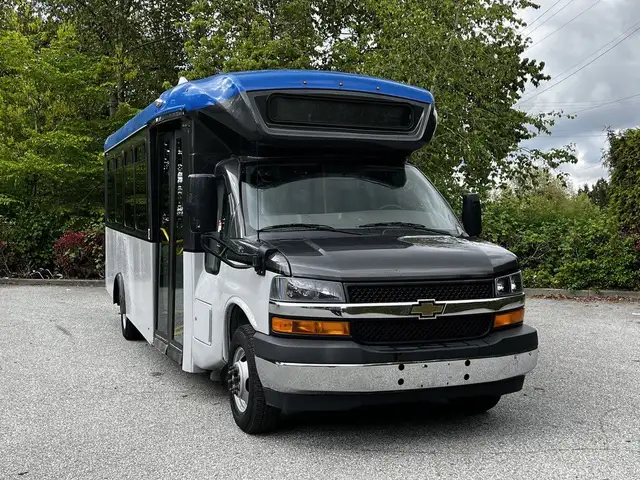 2019 Chevrolet Express 4500 22 Passenger Wheelchair Accessible S in Heavy Trucks in Delta/Surrey/Langley - Image 3