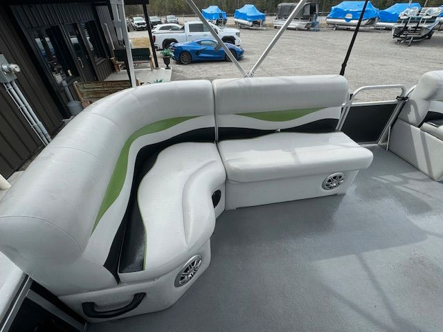 2017 17' LEGEND PONTOON 30HP 4-STROKE EFI in Powerboats & Motorboats in Peterborough - Image 3
