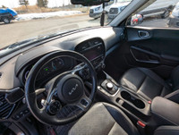 LOW KMS! SOUL EV LIMITED! LEATHER INTERIOR, APPLE CARPLAY/ANDROID AUTO, FULLY LOADED POWER SUNROOF,... (image 5)
