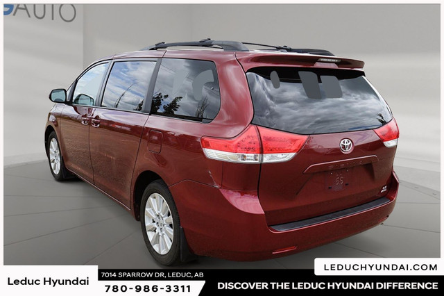 2013 Toyota Sienna LE 17-inch alloy wheels, Three-zone automatic in Cars & Trucks in Edmonton - Image 4