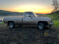 1985 Chevrolet C10 1/2 Ton 2WD Square Body Pickup Truck Fully loaded Excellent paint, clean inside a... (image 4)