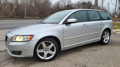 2011 Volvo V50 T-5 AUTO * LOW MILEAGE *