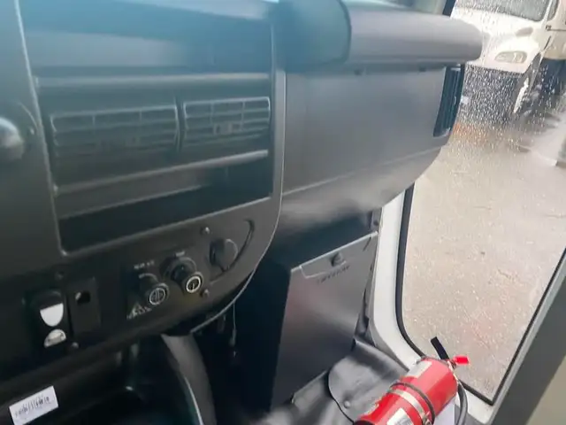 2018 chevrolet Express G4500 21 Passenger Bus With Wheelchair Ac in Heavy Trucks in Richmond - Image 15