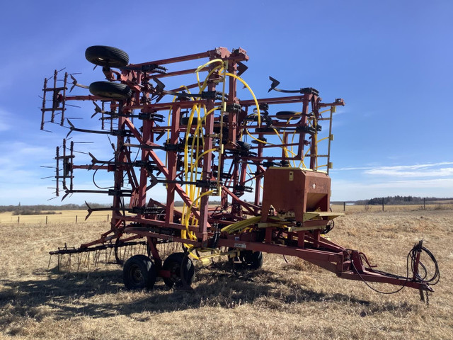 Case IH 53 Ft Deep Tillage Cultivator 5700 in Farming Equipment in Edmonton - Image 4