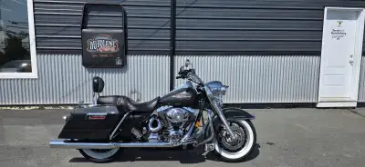 Just in! SUPER CLEAN with only 21000 miles! This gorgeous 2005 HD Road King has it going on! The Bla...