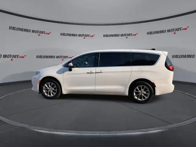 2023 Chrysler Pacifica Touring L in Cars & Trucks in Hamilton - Image 6