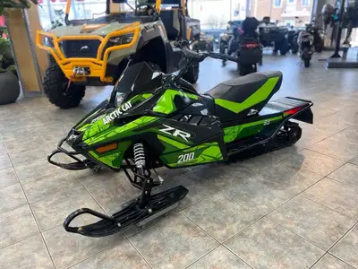 Arctic Cat ZR 200 ES 2025 La ZR 200 est la dernière motoneige certifiée sur le sentier (SSCC) permet...