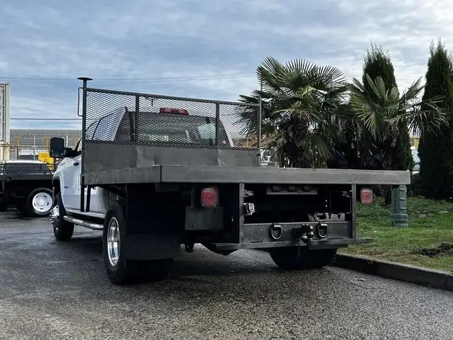 2017 gmc Sierra 3500HD 9 Foot Flat Deck 4WD in Heavy Trucks in Richmond - Image 9