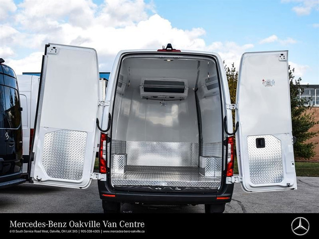 2023 Mercedes-Benz Sprinter Cargo Van dans Autos et camions  à Région d’Oakville/Halton - Image 4