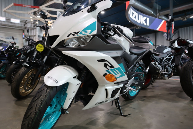 2024 Yamaha YZFR3 White in Sport Bikes in Edmonton - Image 4