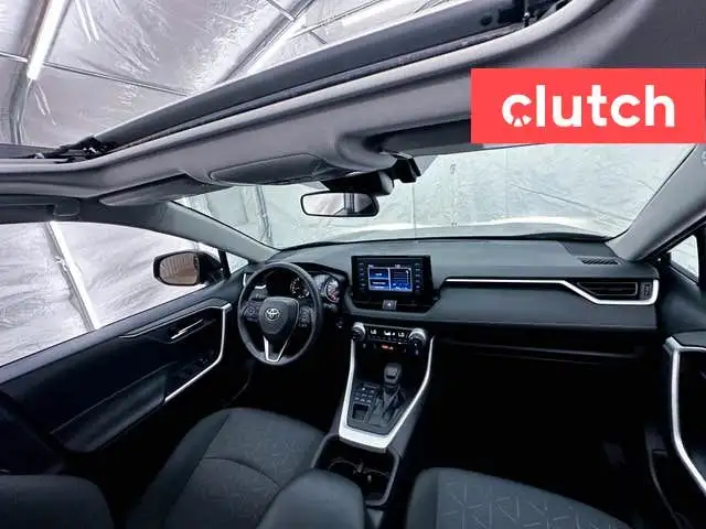 2022 Toyota RAV4 XLE AWD w/ Apple CarPlay, Heated Front Seats, R dans Autos et camions dans Ville de Toronto - Image 18