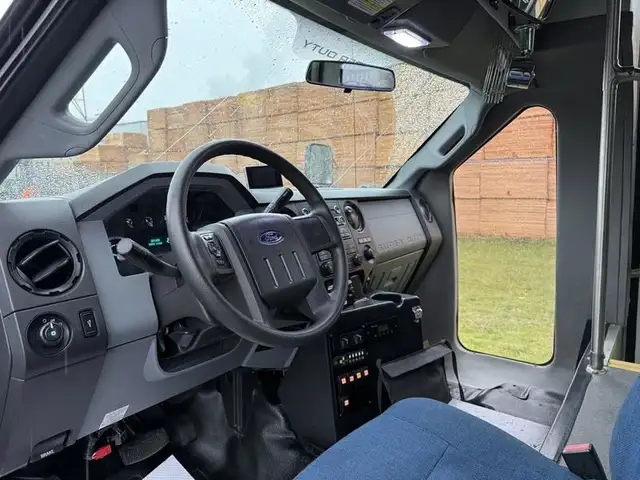 2011 ford F-550 31 Passenger Bus Powerstroke Diesel in Heavy Trucks in Richmond - Image 23