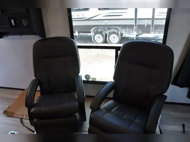 2022 STRYKER TOY HAULER DELUXE ALL IN ONE WIDE-BODY TOY HAULER in Travel Trailers & Campers in Mississauga / Peel Region - Image 5