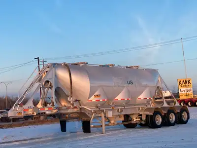 2001 Advance 1300 Cubic ft Dry Bulk / Pneumatic Tank Trailer Air ride suspension Aluminum Tank Alumi...