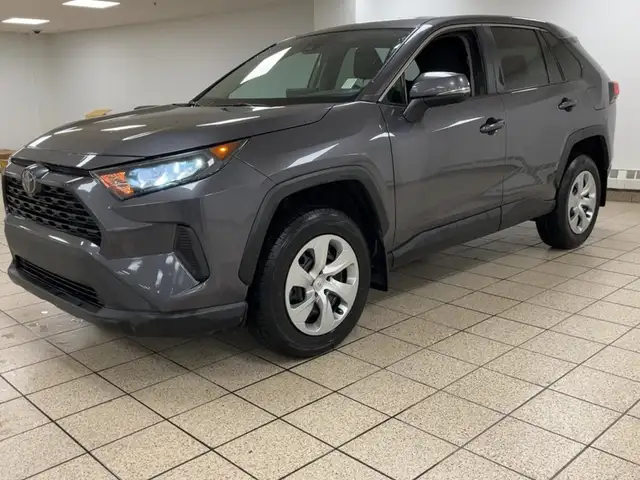 2022 Toyota RAV4 LE in Cars & Trucks in Calgary - Image 3