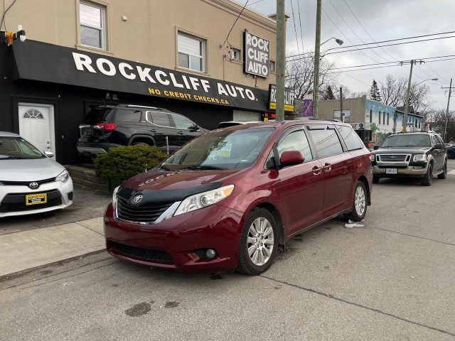 2011 Toyota Sienna LE in Cars & Trucks in City of Toronto