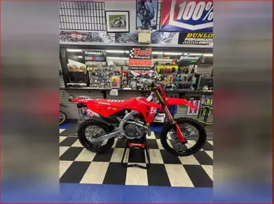 APPLY NOW: https://www.ridecollective.ca/get-pre-approved The 2025 Honda CRF450RWE is a high-perform...