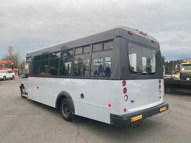 2017 chevrolet Express G4500 21 Passenger Bus With Wheelchair Ac in Heavy Trucks in Richmond - Image 4