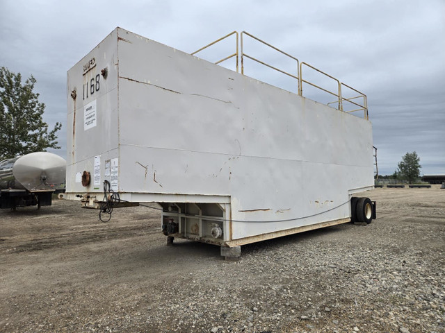 Baker 8 Ft X 35 Ft Mud Tank with Removeable Rear Axle in Heavy Equipment in Edmonton