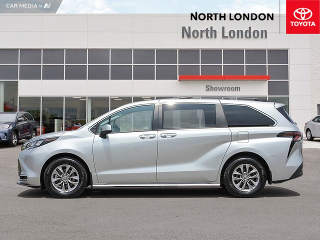 2024 Toyota Sienna XLE 8-Passenger CLEAN CARFAX - 7-SEATER -... in Cars & Trucks in London - Image 3