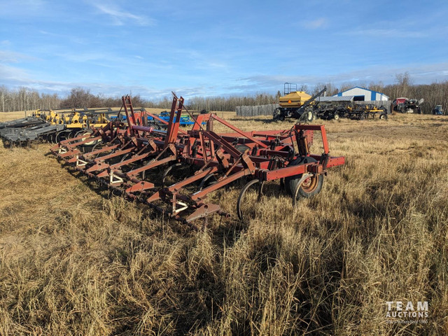 International 25 Ft Deep Tillage Cultivator 5500 in Farming Equipment in Edmonton - Image 3