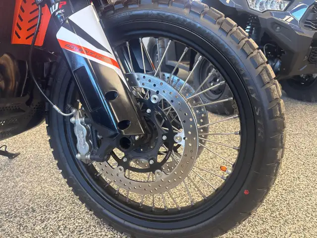 1 KTM ADVENTURE 890 MOTO AVENTURE A L'ETAT NEUF IMPECCABLE AUCUN in Other in Lac-Saint-Jean - Image 13