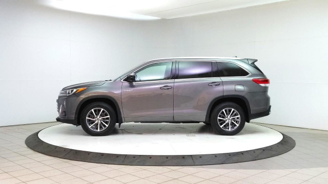 2017 Toyota Highlander Hybrid XLE in Cars & Trucks in Lethbridge - Image 2