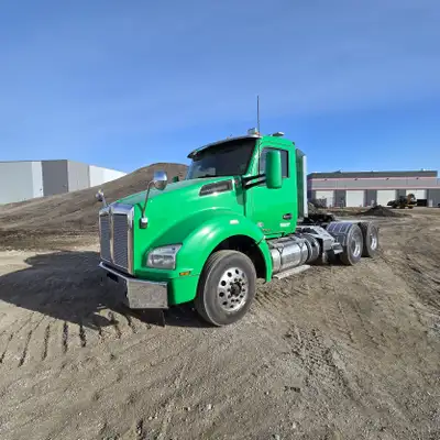 2016 Kenworth T880 Tandem Axle Day Cab 415,470 KM 13,330 engine hours 450HP Cummins ISX15 15 L Engin...