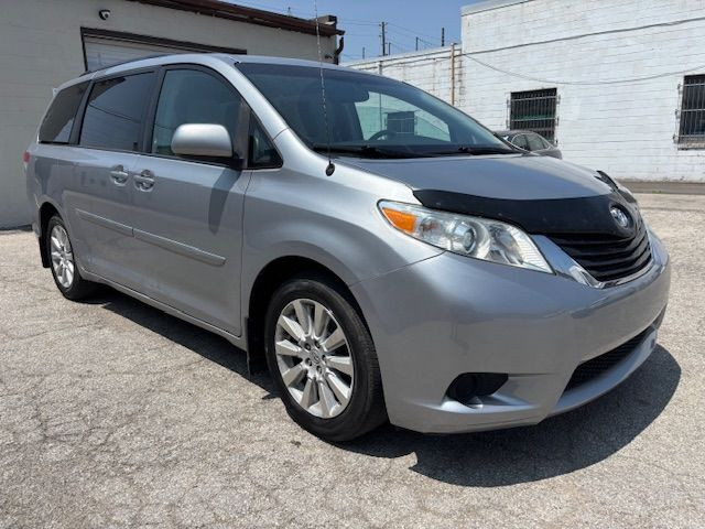 2013 Toyota Sienna LE AWD in Cars & Trucks in City of Toronto - Image 4