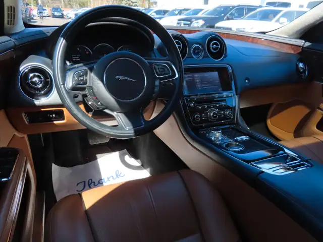 2011 Jaguar XJ XJL - LONG WHEEL BASE - LOW LOW KM - 56,000KMS !! dans Autos et camions dans Région d’Oakville/Halton - Image 27