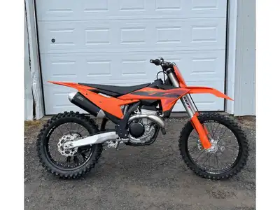 2025 KTM 350 SX-F Les photos peuvent être à titre indicatif et sans inscription. Les promotions en v...