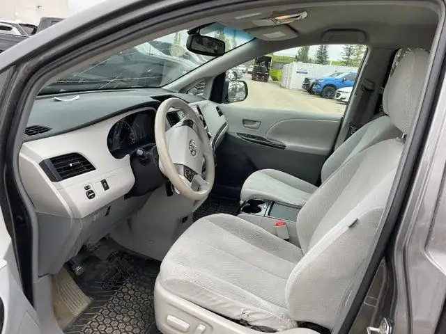 2011 Toyota Sienna LE AWD 3.5L dans Autos et camions dans Comté de Strathcona - Image 8