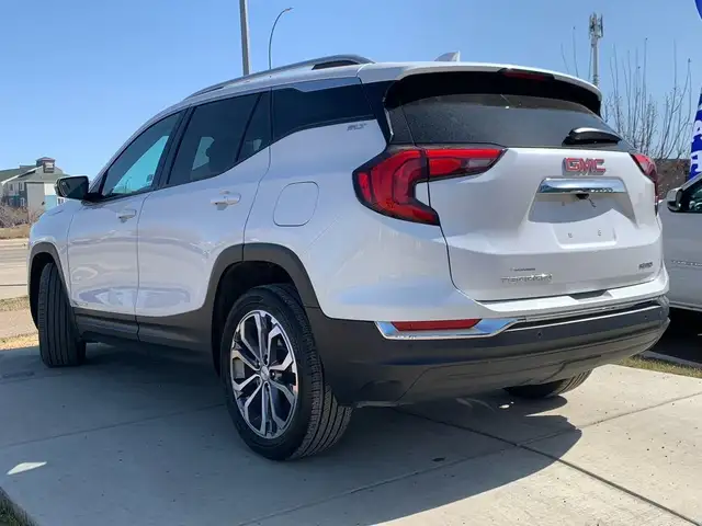 2021 GMC Terrain SLT in Cars & Trucks in Medicine Hat - Image 4