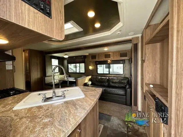 2015 Shasta RVs Revere 32DS in Travel Trailers & Campers in Truro - Image 8