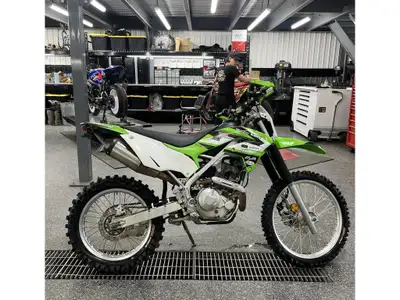 2021 Kawasaki KLX230R Les photos peuvent être à titre indicatif et sans inscription. Les promotions...