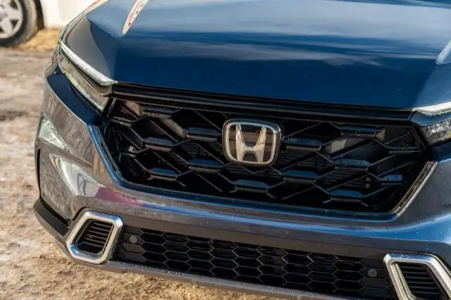 2026 Honda CR-V Hybrid Touring in Cars & Trucks in Edmonton - Image 4