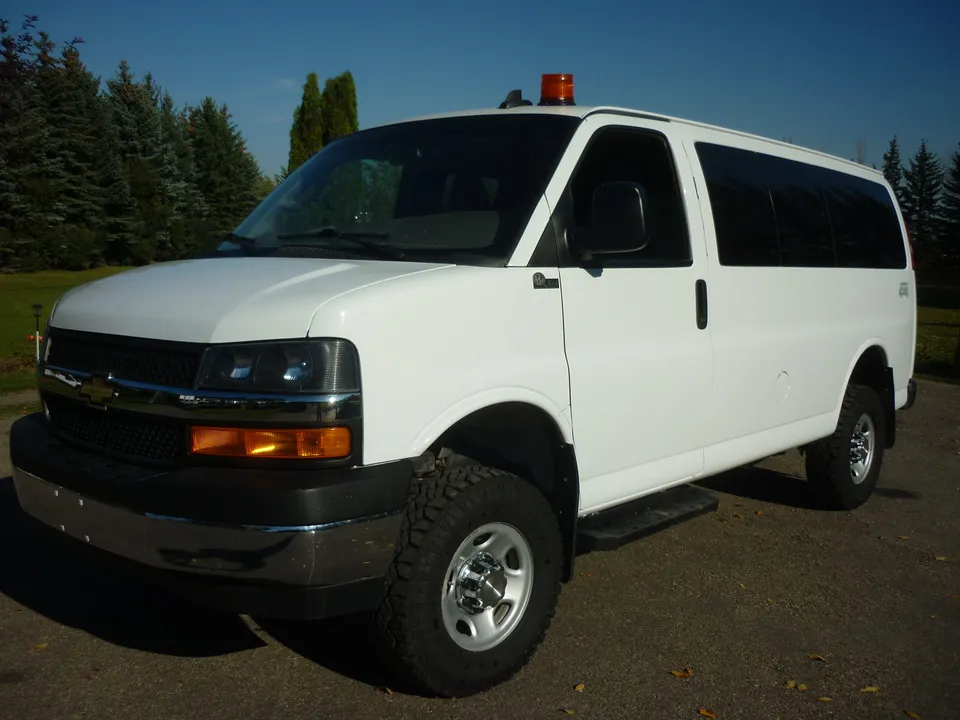 2018 Chevrolet Express LT 12 Passenger Van, QUIGLEY 4X4, LOW KMS