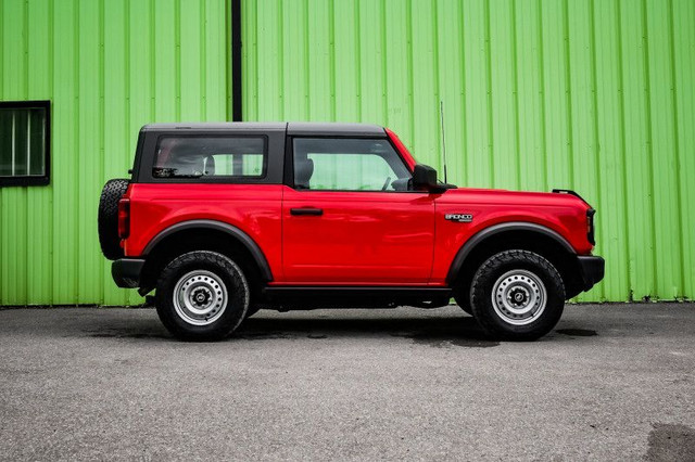 2023 Ford Bronco Base • SUNROOF • REAR CAM • TOW PACKAGE • CP/AA in Cars & Trucks in Kingston - Image 2