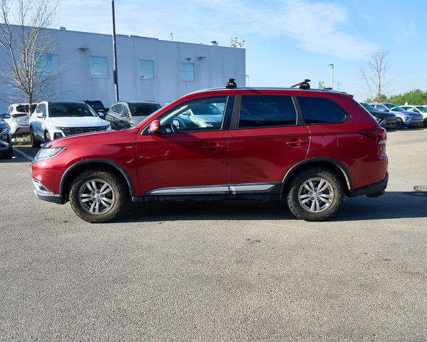 2017 Mitsubishi Outlander SE | Blindspot Monitor in Cars & Trucks in Edmonton - Image 2