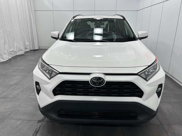 2020 Toyota RAV4 XLE AWD - TOIT OUVRANT - MAGS - VOLANT CHAUFFAN in Cars & Trucks in Québec City - Image 2