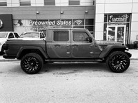 This Jeep Gladiator has a strong ERC 3.6L Pentastar(TM) VVT V6 engine w/ESS engine powering this Aut... (image 1)