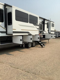 Columbus CMF393RLW The 393RL is the biggest couples coach River Ranch has to offer. This floorplan p... (image 5)
