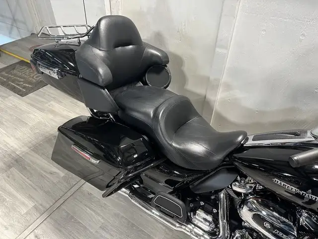 2017 HARLEY DAVIDSON ÉLECTRA GLIDE ULTRA LIMITED in Street, Cruisers & Choppers in London - Image 11