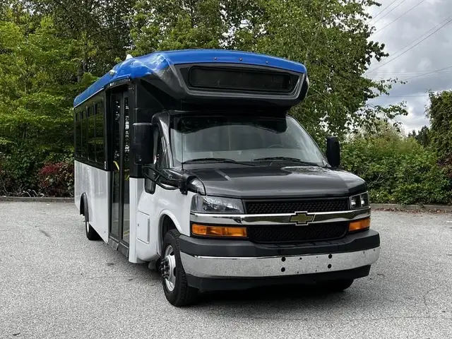 2019 chevrolet Express G4500 21 Passenger Bus With Wheelchair Ac in Heavy Trucks in Richmond - Image 3