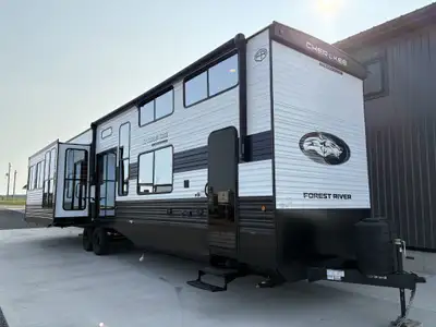 New Model 39 JM Hitch Weight 1,465 lb. GVWR 13,465 lb. UVW 12,589 lb. CCC 876 lb. Exterior Length 43...