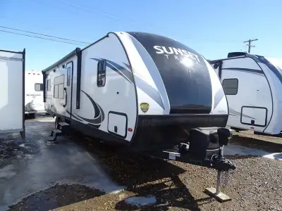 2019 CrossRoads RV Sunset Trail Super Lite SS291RK Easy to tow with a wide variety of floorplans and...